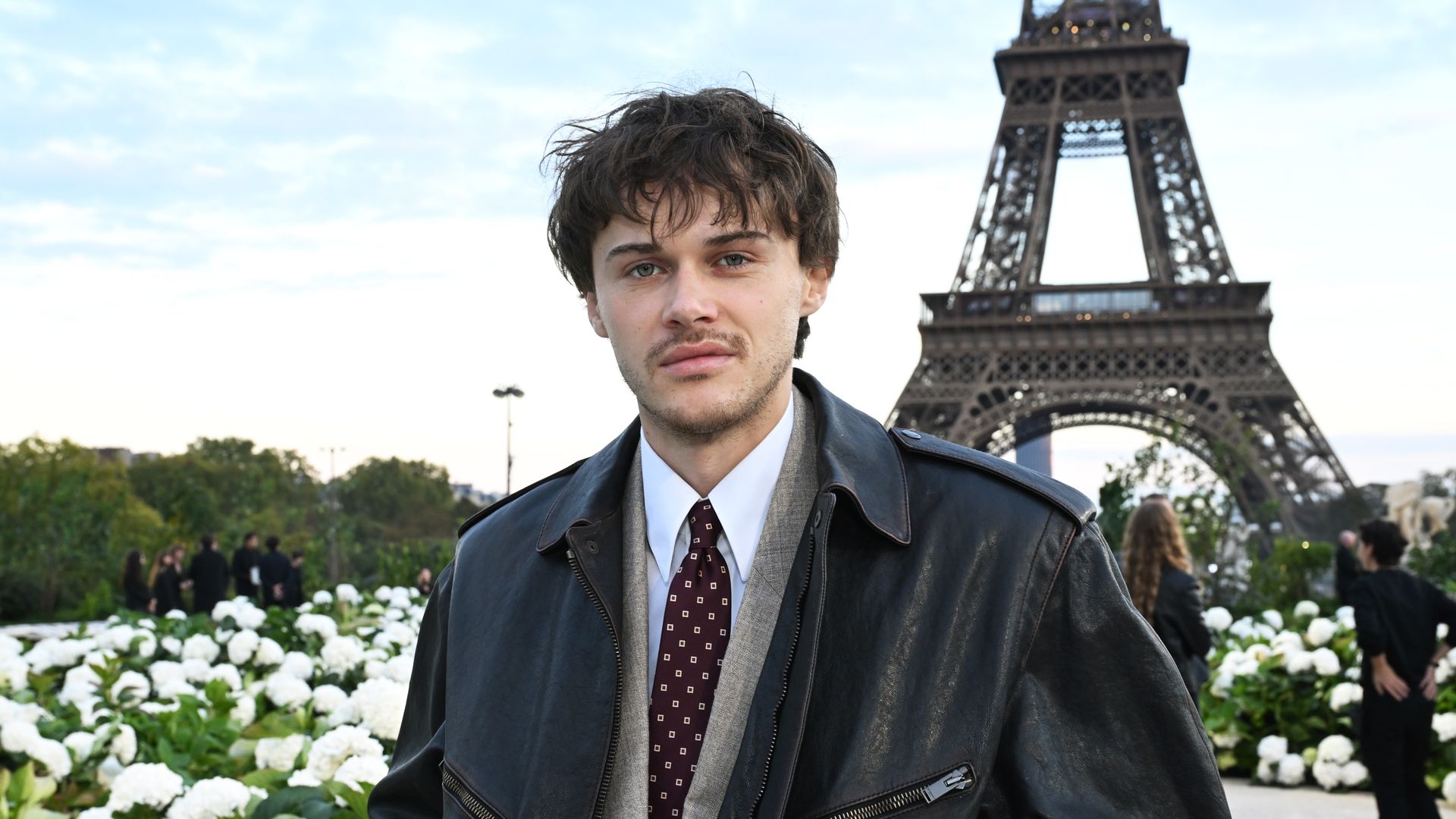 Christopher Briney, Conrad en 'El verano en que me enamoré', reaparece con nuevo look y serie en HBO Max