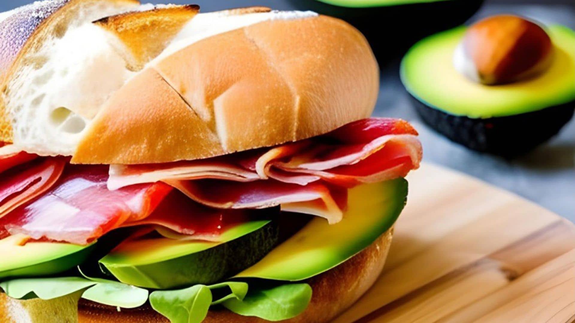 Bocadillito de aguacate y jamón ibérico