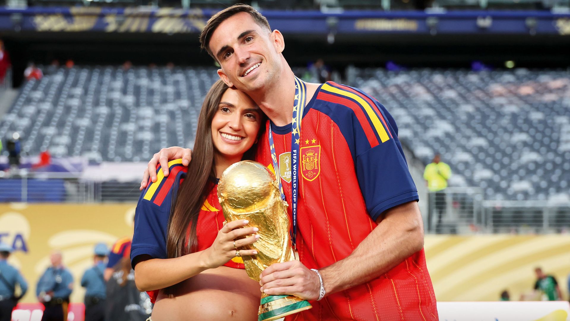 Fabián Ruiz con su mujer y la copa del Mundo