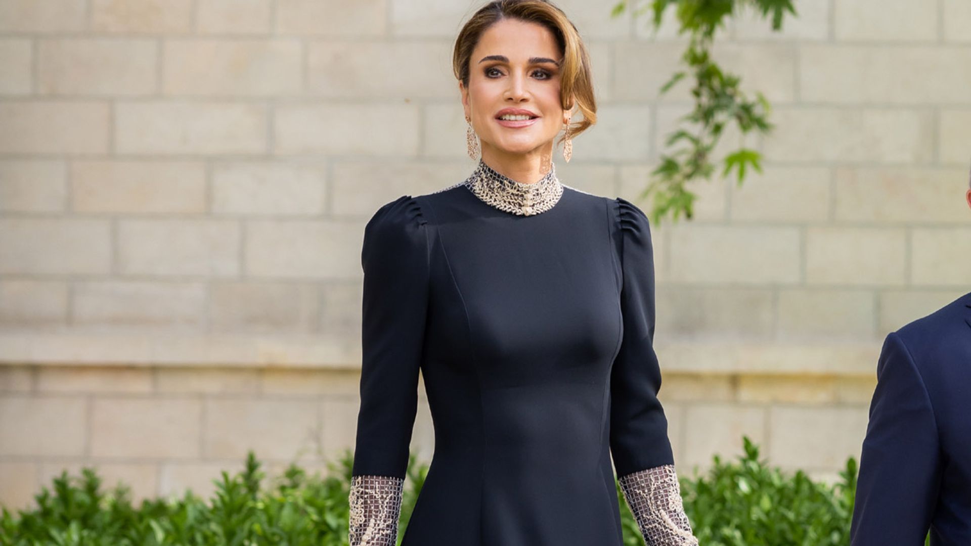 Rania de Jordania impacta con un vestido negro de ricos bordados al que acompaña una anécdota