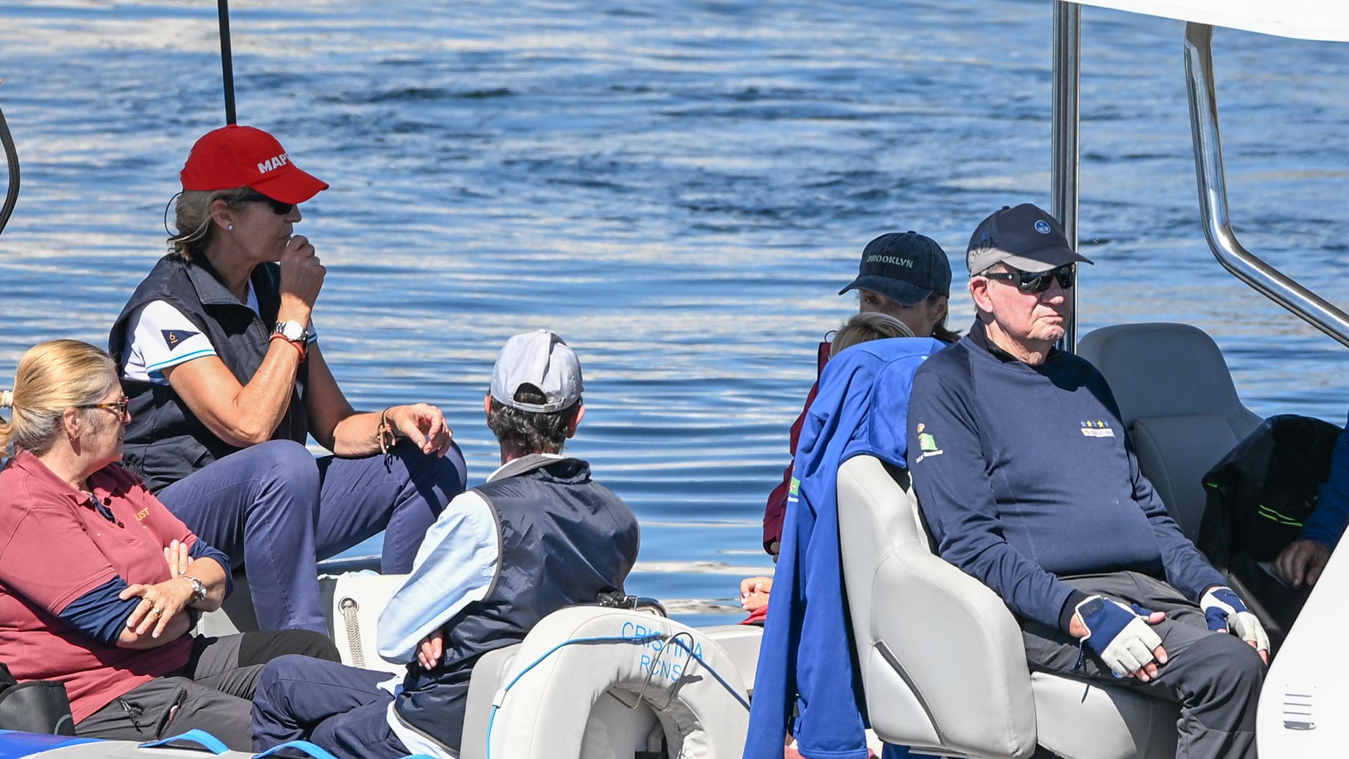 El rey Juan Carlos navegando junto a la infanta Elena y María Zurita, a 19 de septiembre de 2026, en Sanxenxo
