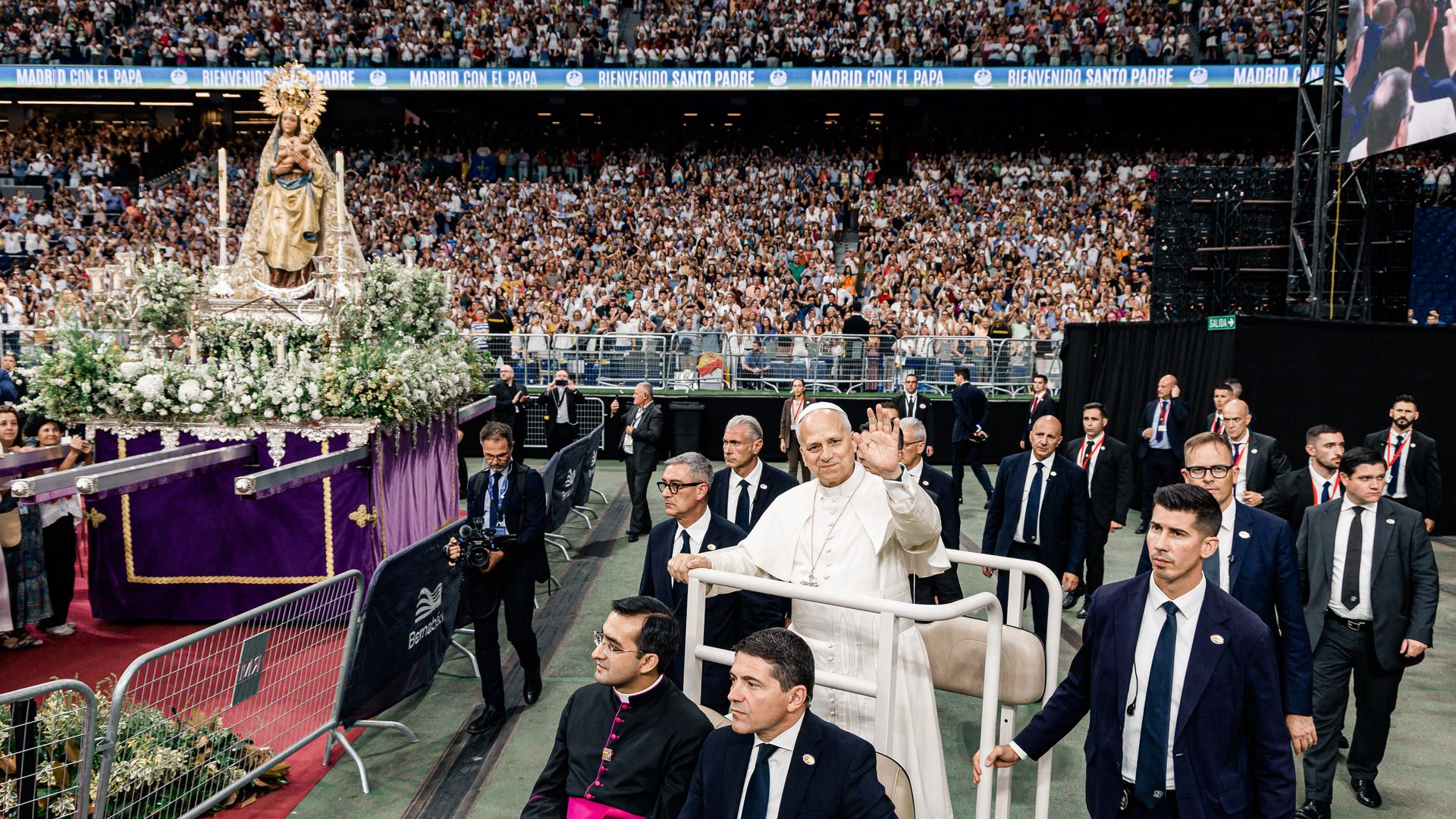 El Bernabéu 'ruge' por León XIV: 80.000 personas, un ensordecedor aplauso y una bienvenida épica de la Comunidad Diocesana en Madrid