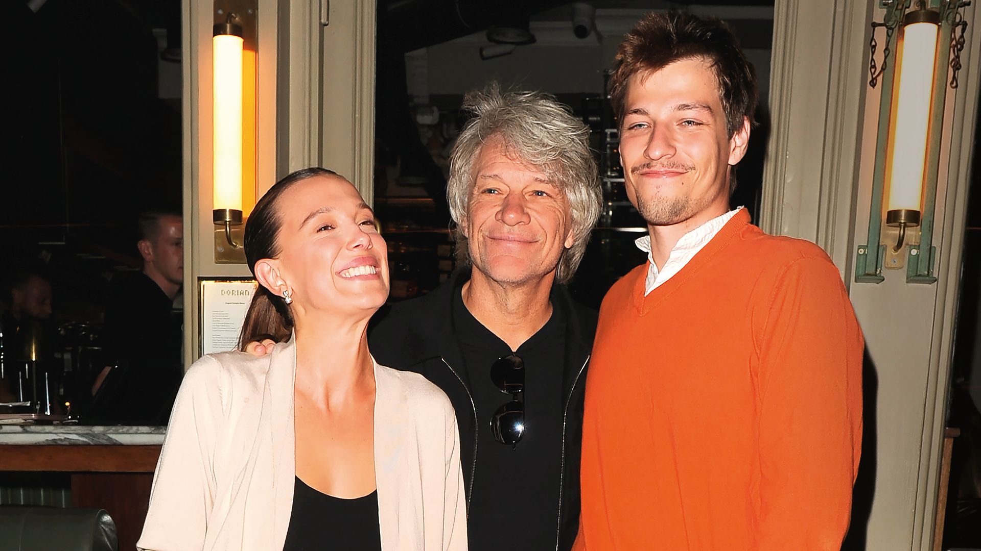 Millie Bobby Brown volvió a presumir del inmejorable momento personal que vive junto a su marido y su admirado suegro, el artista Jon Bon Jovi. 