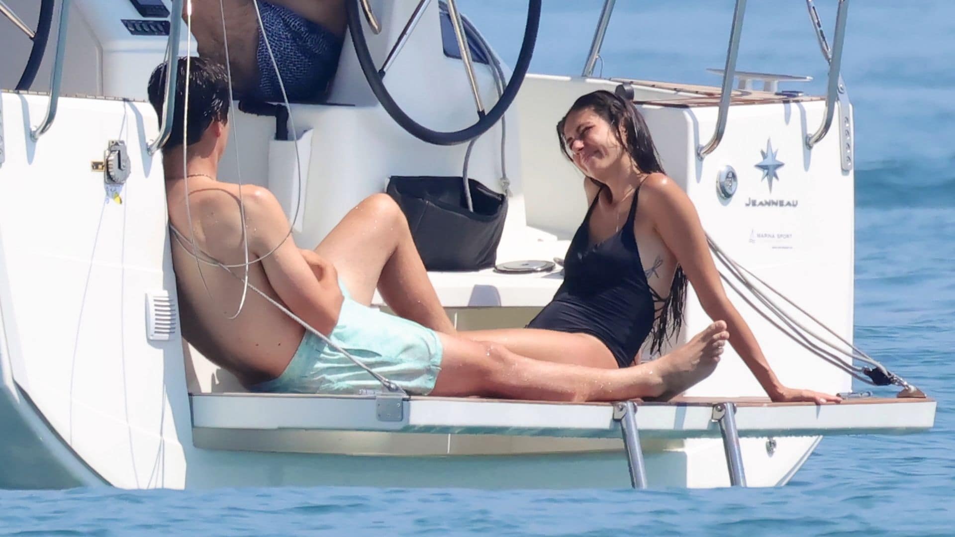ANA CRISTINA PORTILLO Y EL VERANO DE LA "NUEVA FAMILIA": VACACIONES CON SU PADRE, FERNANDO, Y MARÍA DOLORES DE COSPEDAL, PAREJA SORPRESA DEL AÑO