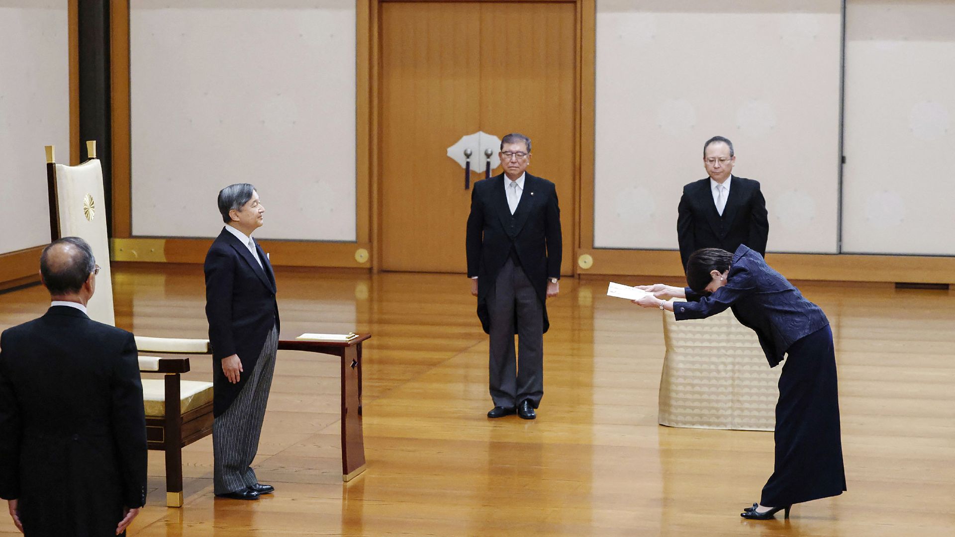 La llamativa ceremonia de toma de posesión de la primera ministra de Japón: 17 reverencias al emperador, perlas y 140 años de tradición