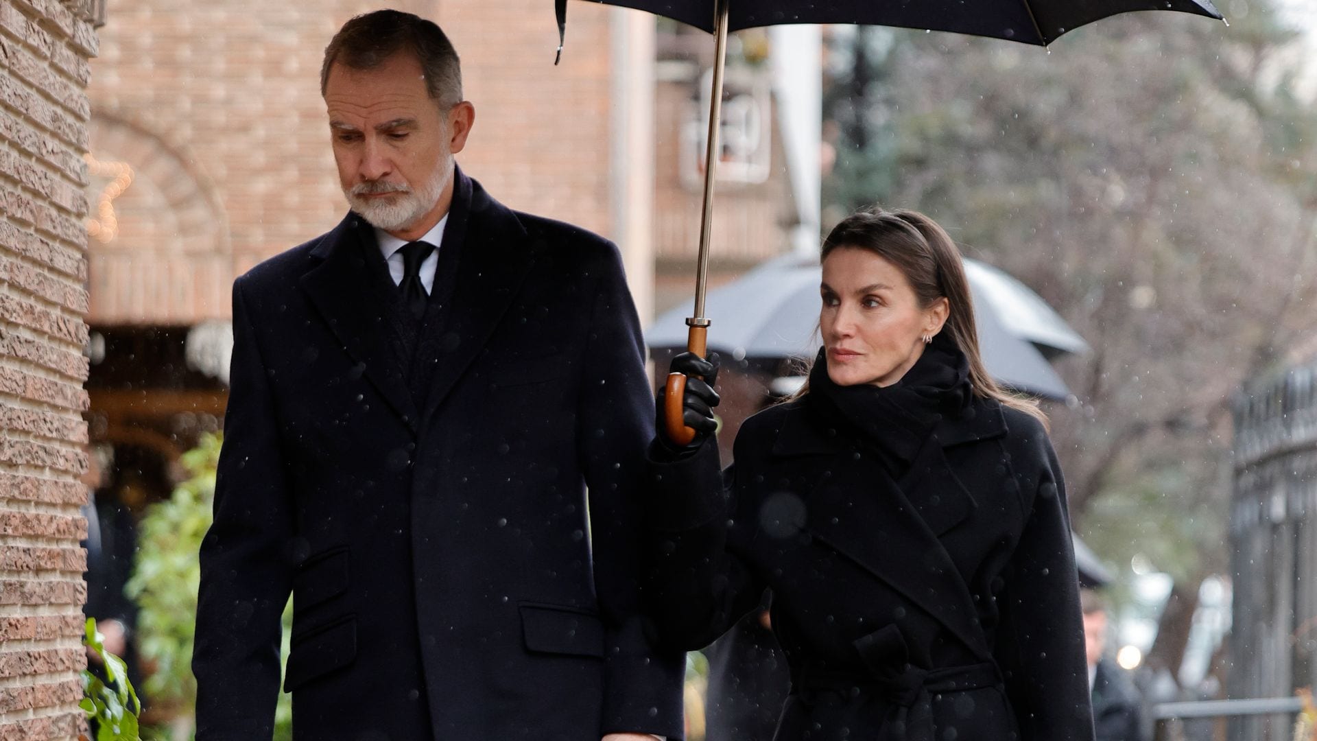 Los reyes Felipe y Letizia en la  capilla ardiente de Irene de Grecia en Madrid, el sábado 17 de enero de 2026