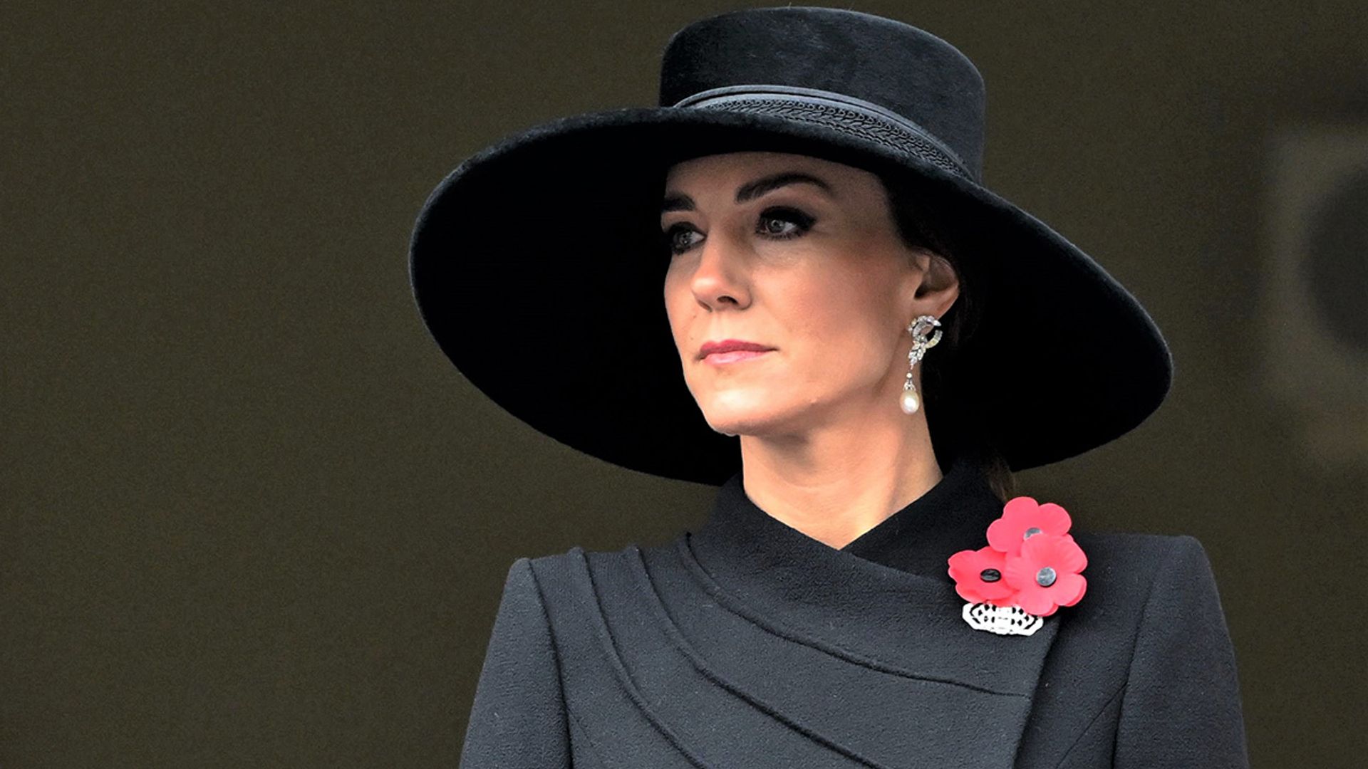 Maxipamela y abrigo con hombreras, la elegancia de Kate Middleton en el Día del Recuerdo