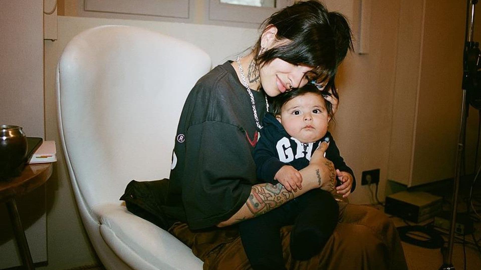 Inti, la hija de Christian Nodal, es la más tierna compañera de Cazzu en el estudio