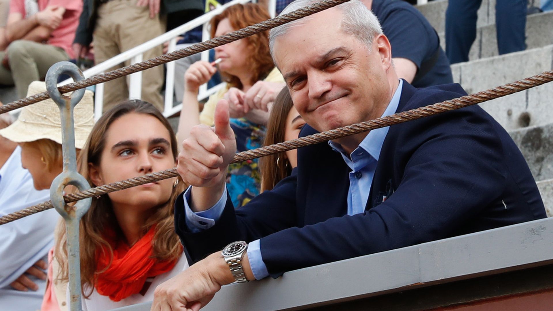 La tarde taurina de Ramón García junto a sus dos hijas, Natalia, de 19 años y Verónica, de 15