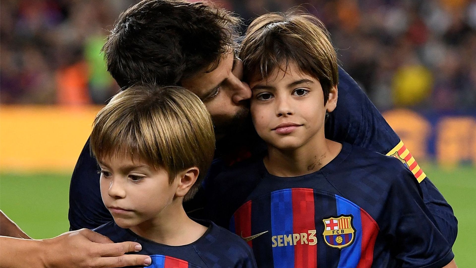 Gerard Piqué, arropado por sus hijos en su gran noche de despedida del  fútbol