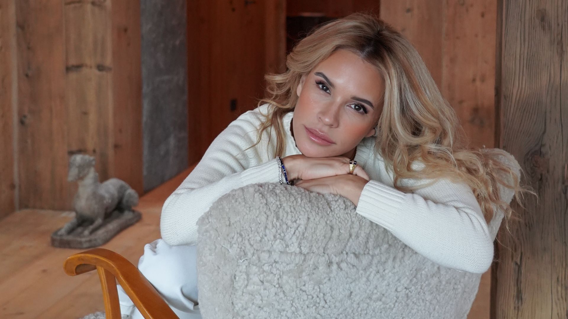 Ioanna Marinpoulos, arquitecta de interiores de referencia, firma un proyecto muy especial: un lujoso chalet alpino desde el que disfrutar de los Juegos Olímpicos de Invierno Milano/Cortina 2026