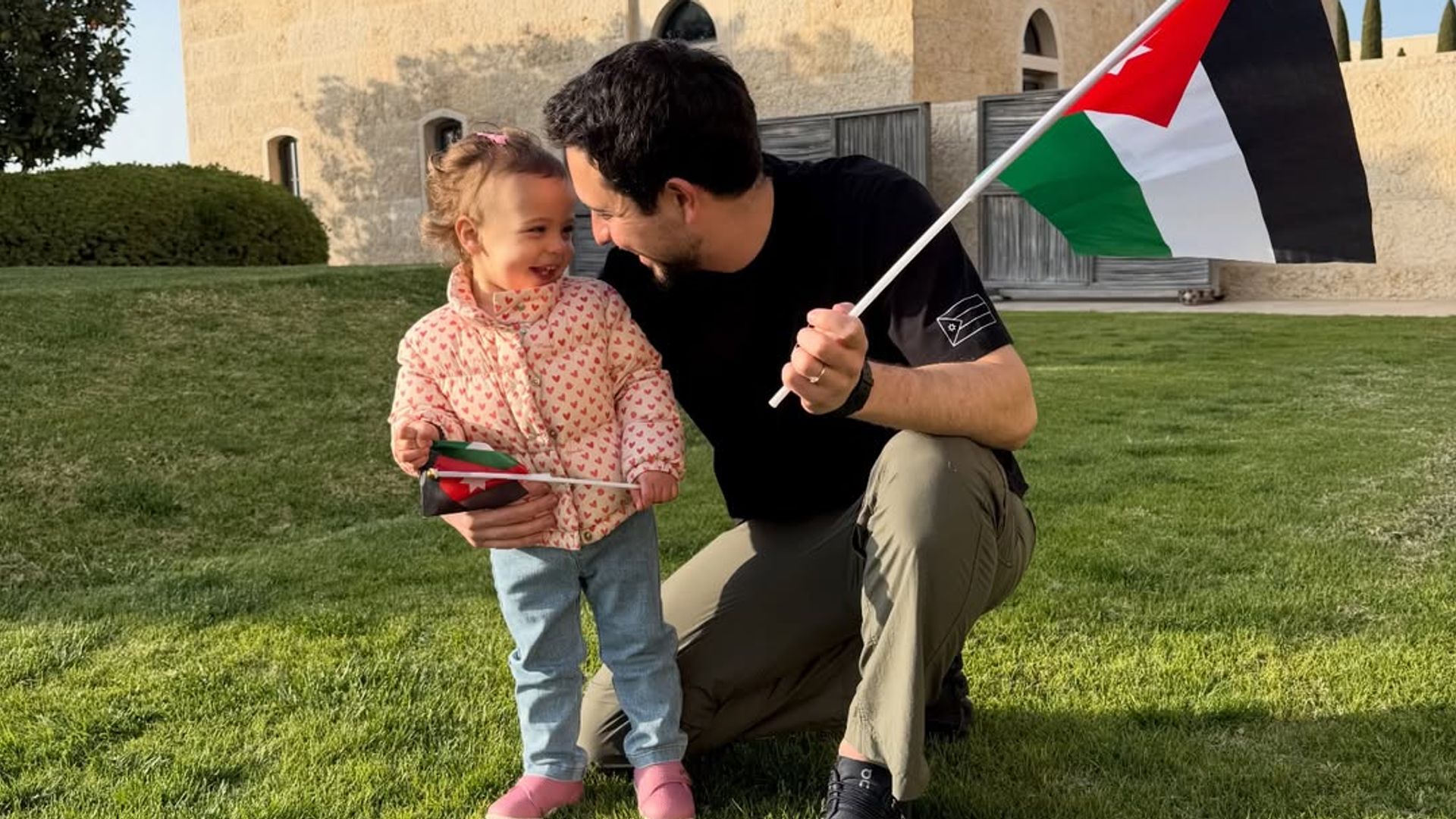 Iman de Jordania, hija del príncipe Hussein, enamora con sus risas: el vídeo que revela lo mucho que ha crecido