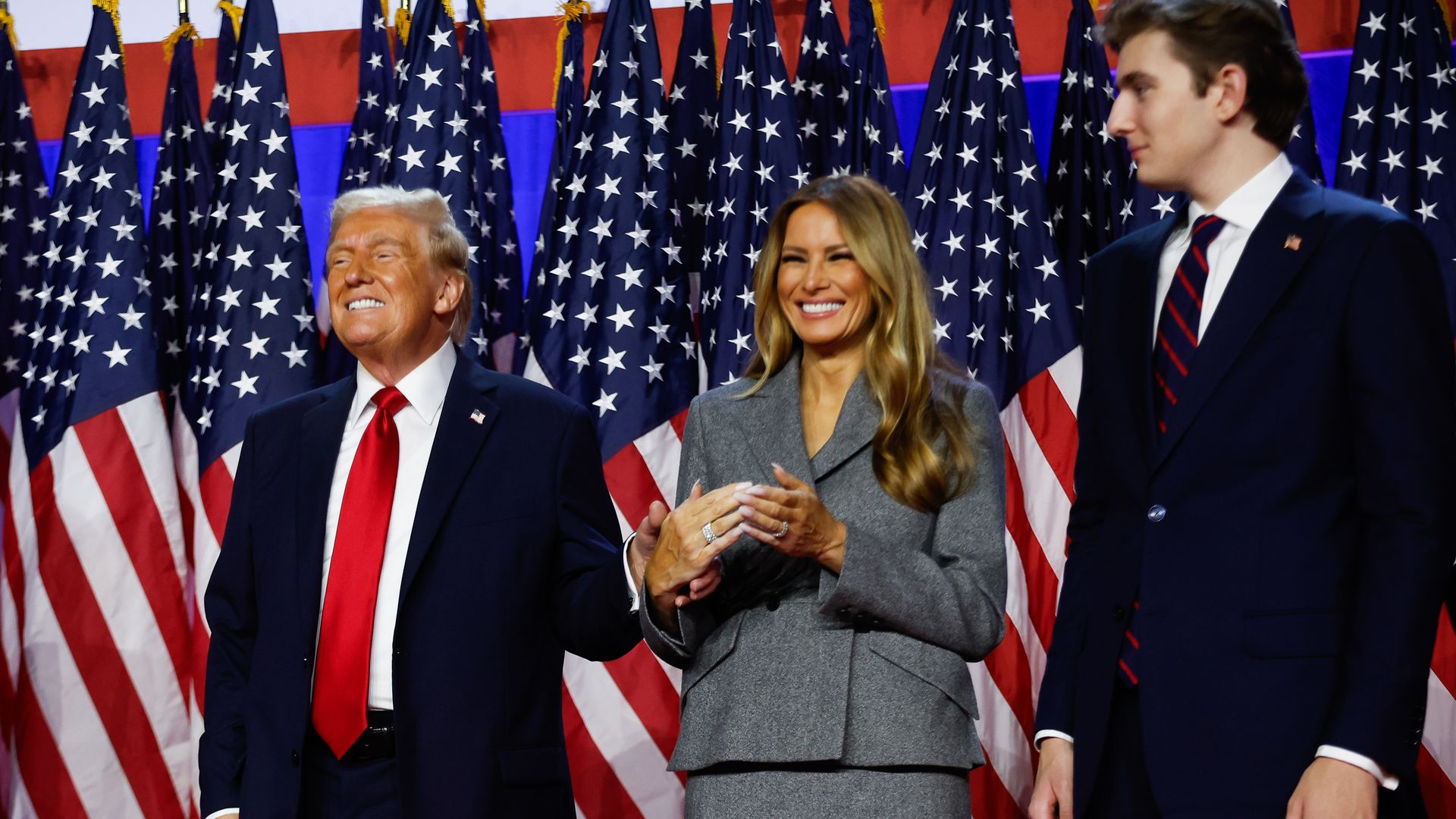 Plano medio de  Donald junto a Melania y Barron Trump tras ganar las elecciones de EEUU