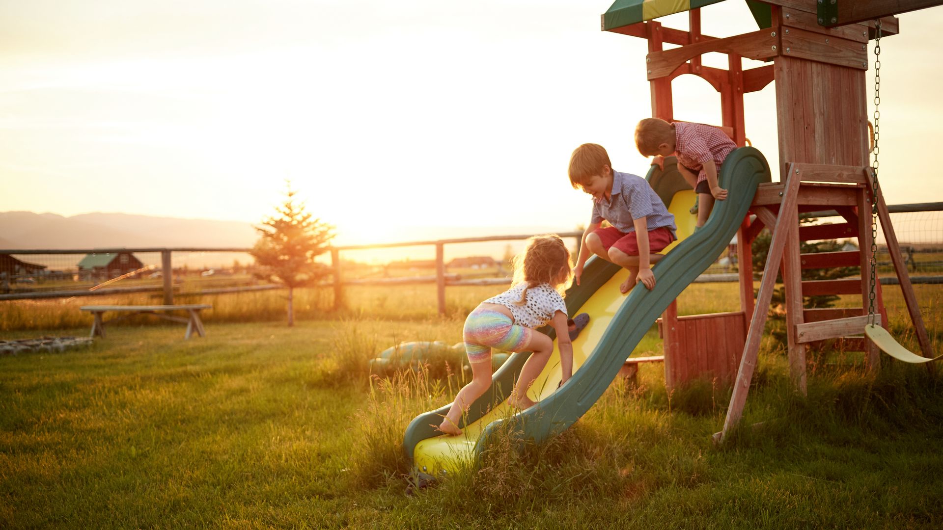 niños jugando en un tobogán en el campo