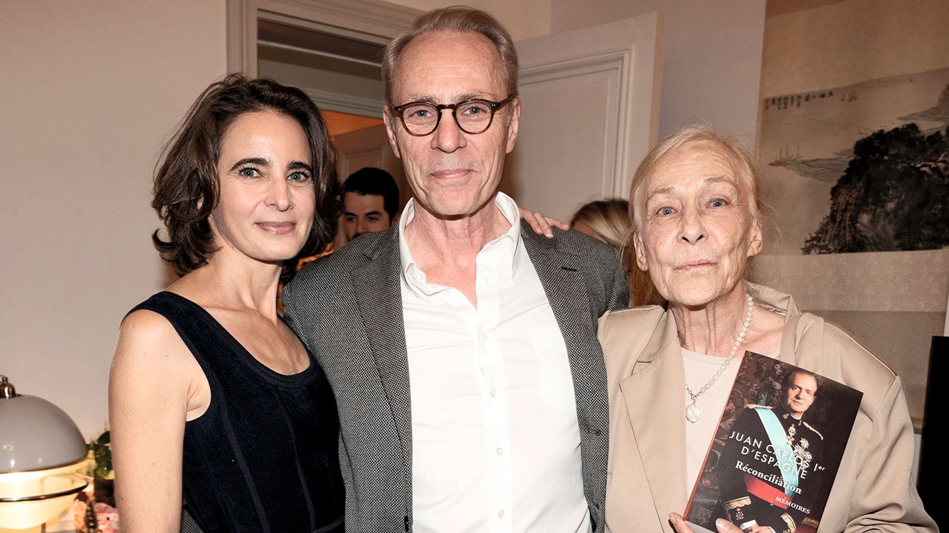 La escritora e historiadora con su marido, Émile Servan-Schreiber, y su suegra, Sabine Servan-Schreiber