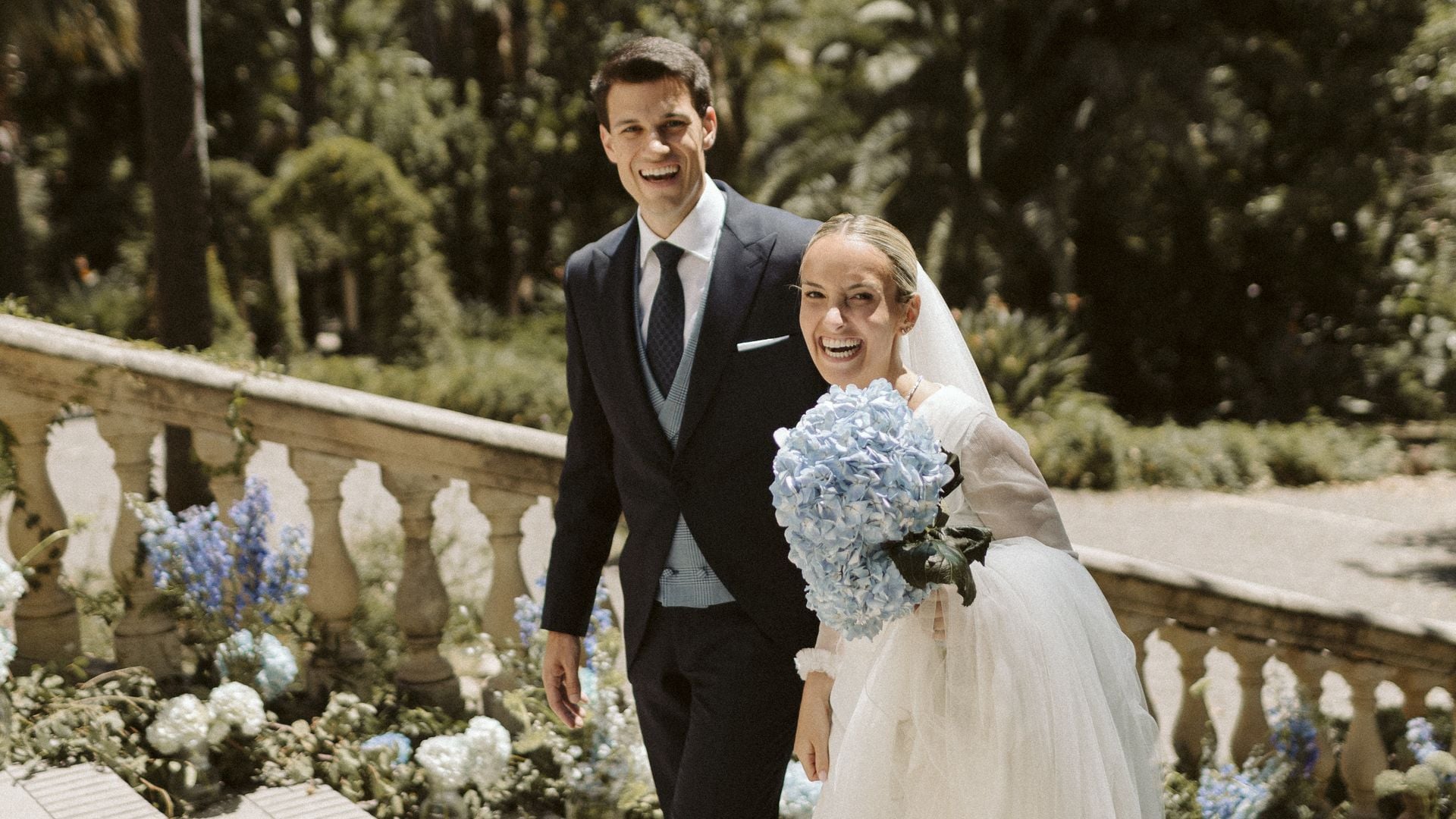 La boda en Málaga de Natalia, la novia maña que llevó un vestido con chaqueta drapeada y un ramo de hortensias azules
