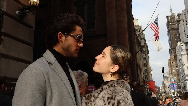 Mía Rubín y Tarik Othon recibieron el 2025 en Nueva York, junto a la familia de ella.