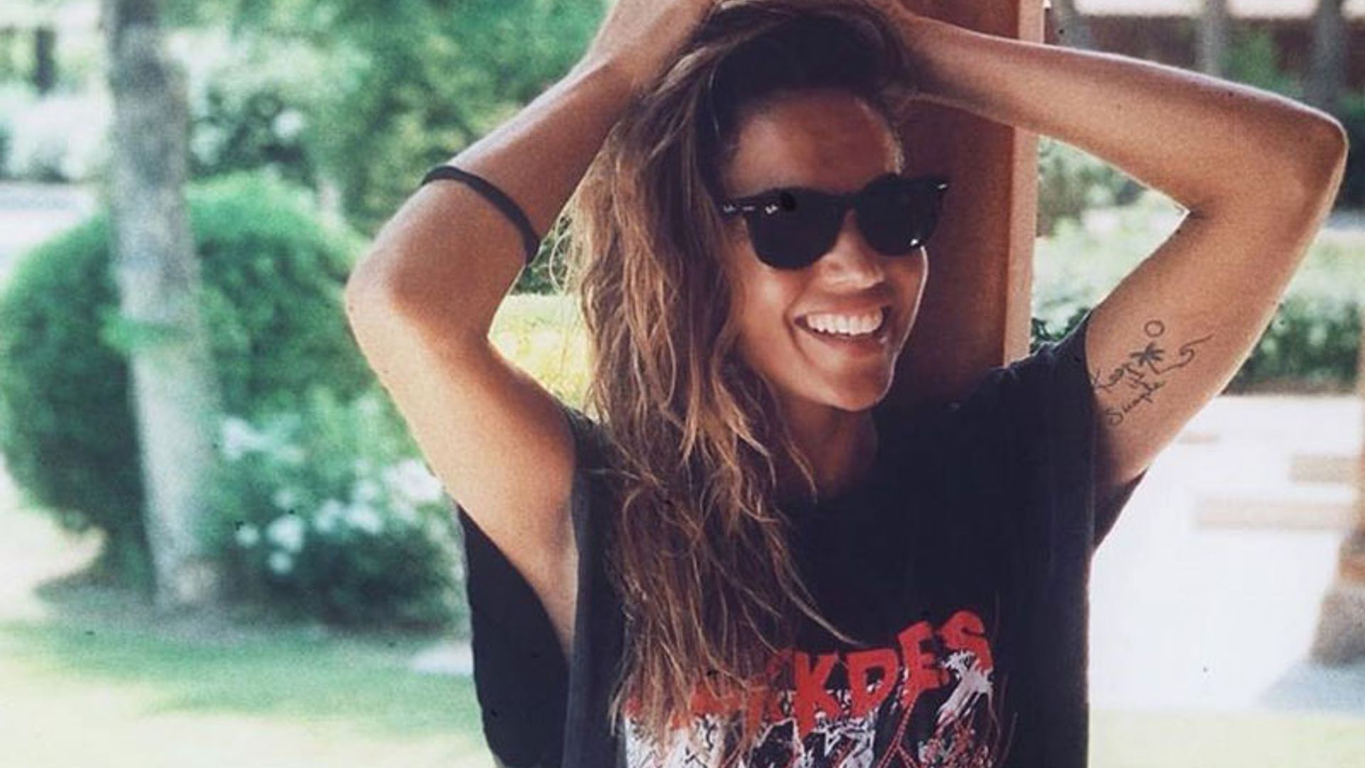 Lara Álvarez, más radiante que nunca con el look estrella del verano
