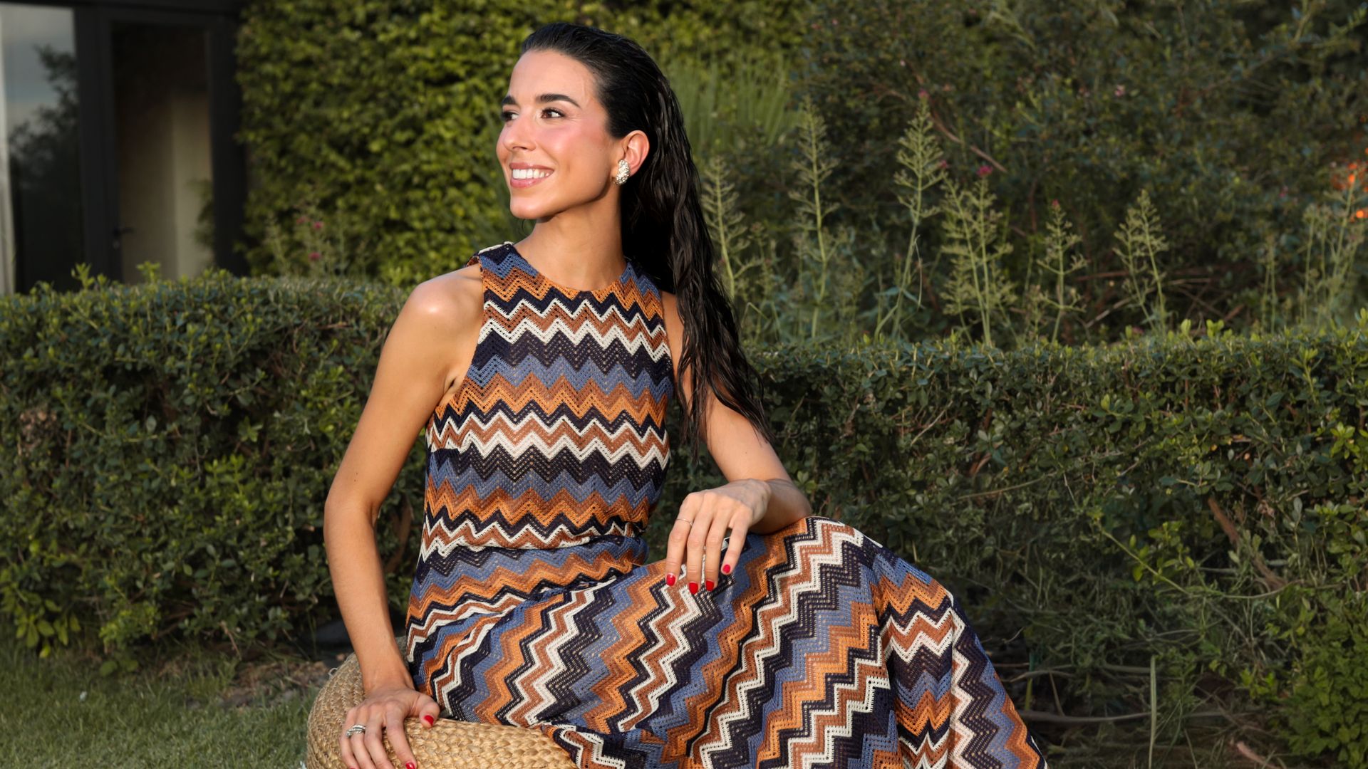 A solas con Laura Corsini en su íntima cena de verano: los secretos de la reina de las invitadas elegantes para sobrevivir con estilo la ola de calor