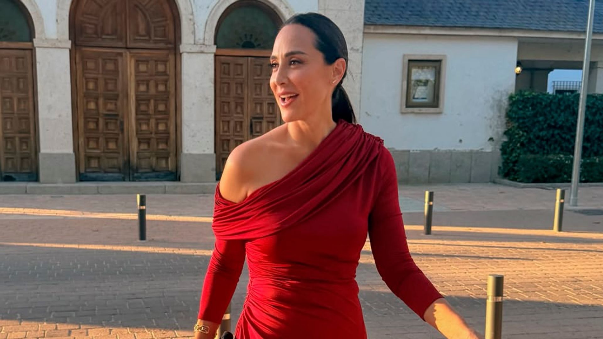 Tamara Falcó, elegante con un vestido de invitada de boda que recuerda la elegancia de Isabel Preysler
