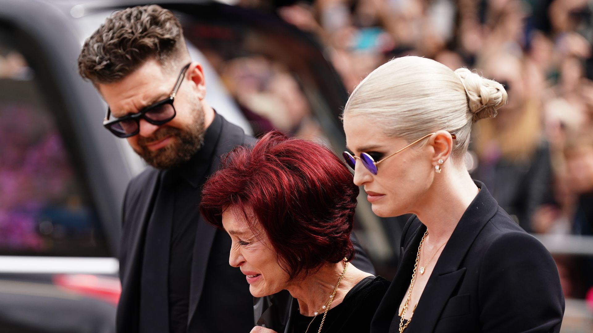 Las imágenes del funeral de Ozzy Osbourne en Birmingham: de la desolación de su familia a los detalles de los fans