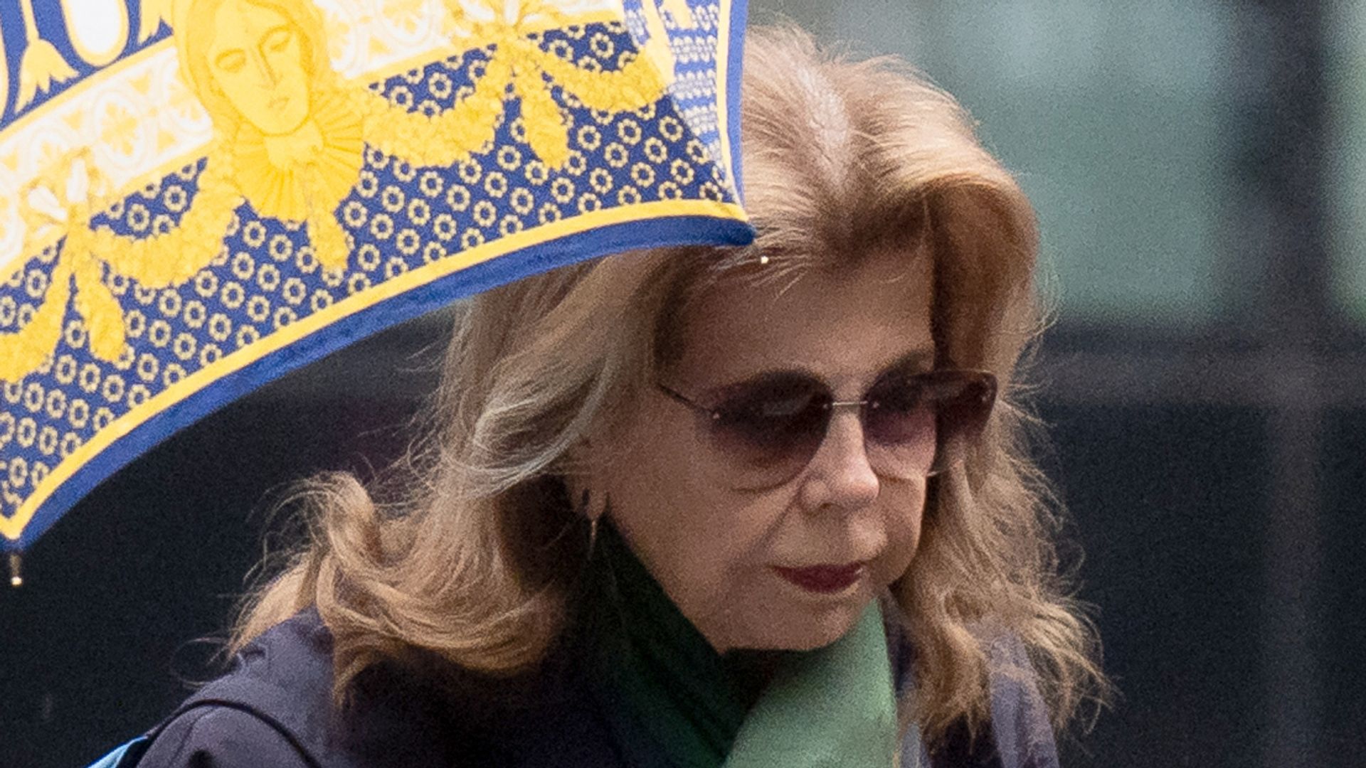 La princesa Firyal presentó ante el tribunal facturas, catálogos y fotografías para demostrar que las joyas que aparecieron en la subasta pertenecían a su colección