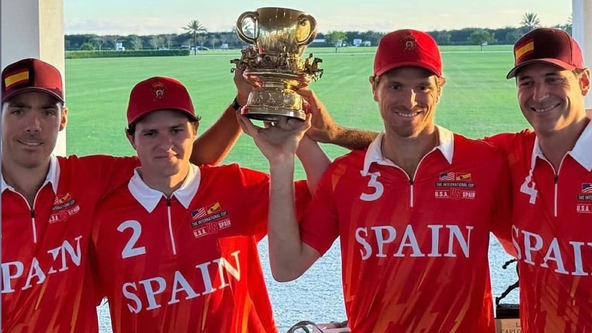 Luis Domecq Carrión con sus compañeros de polo
