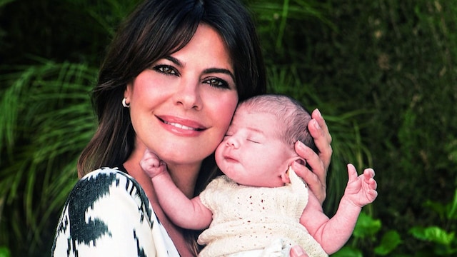 hola 3817 09 2017 sevilla maria jose suarez presenta a su hijo elias en su casa y anuncia su boda con jordi nieto el padre de su hijo 