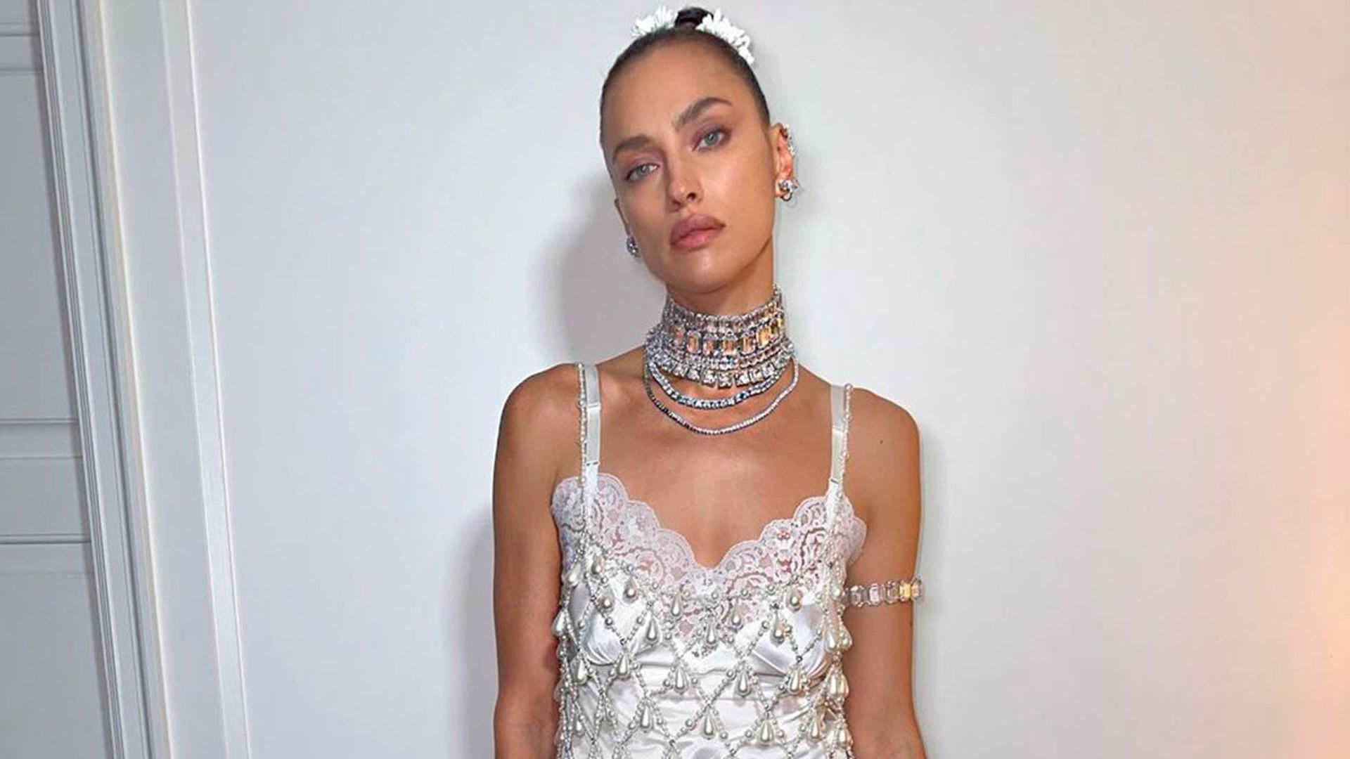 El 'clean look' de primavera más ideal para invitadas lo ha llevado Irina Shayk