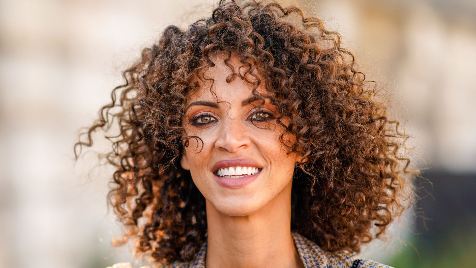 12 cortes de pelo rizado para mujeres de 50 años que buscan un cambio de look