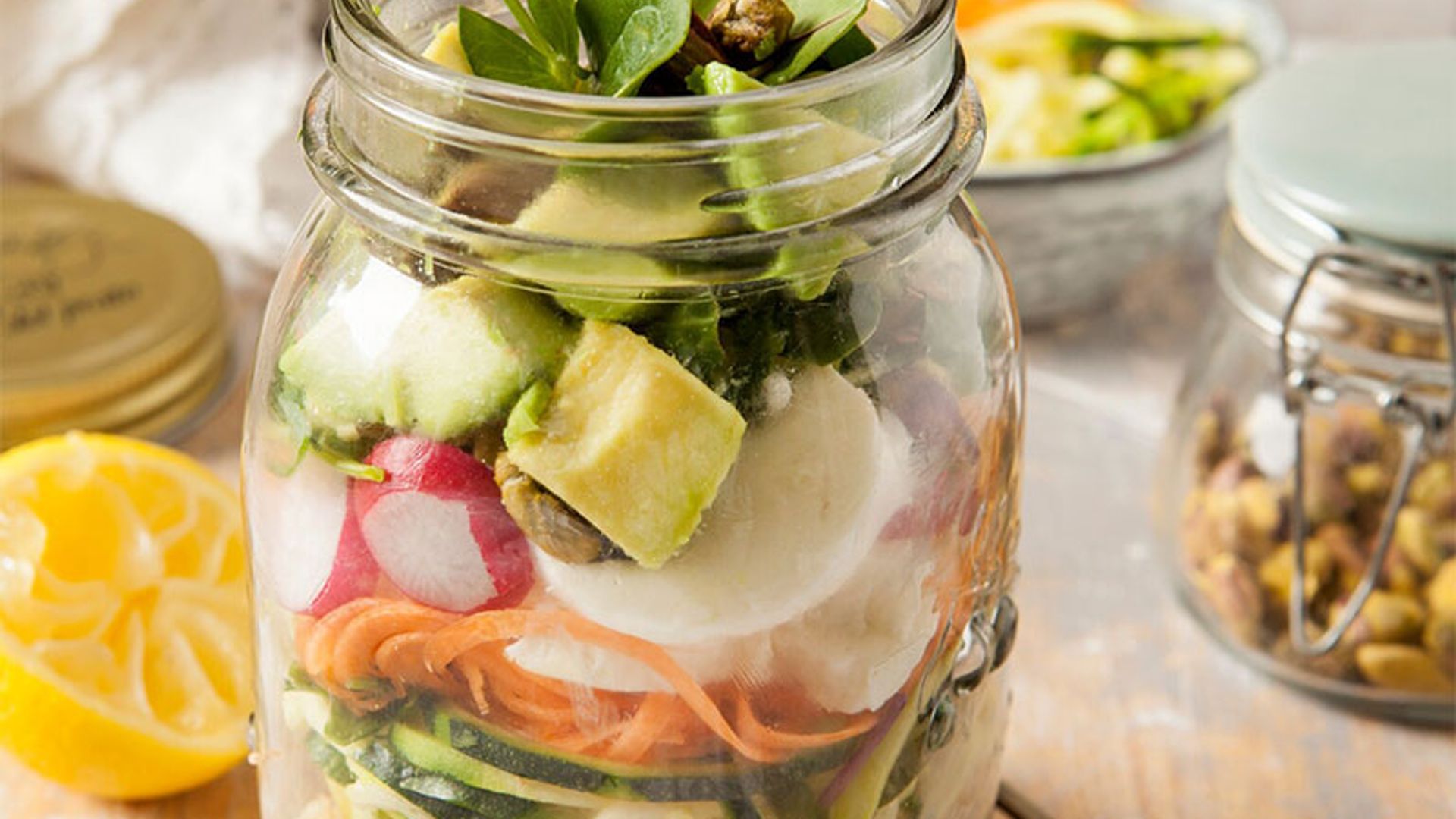 Ensalada de quinoa con aguacate, verduras y frutos secos