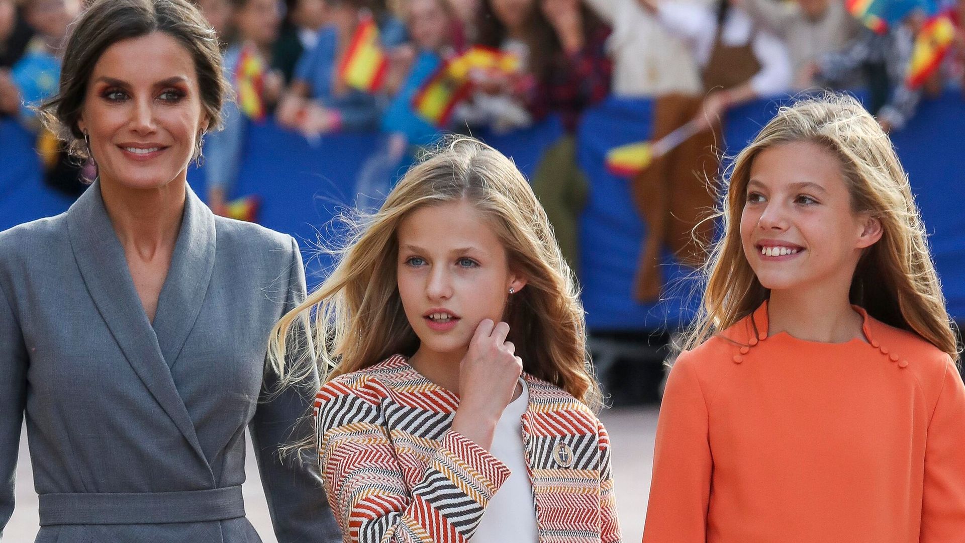 Las veces que la reina Letizia, Leonor y Sofía se han ‘robado’ ropa y accesorios