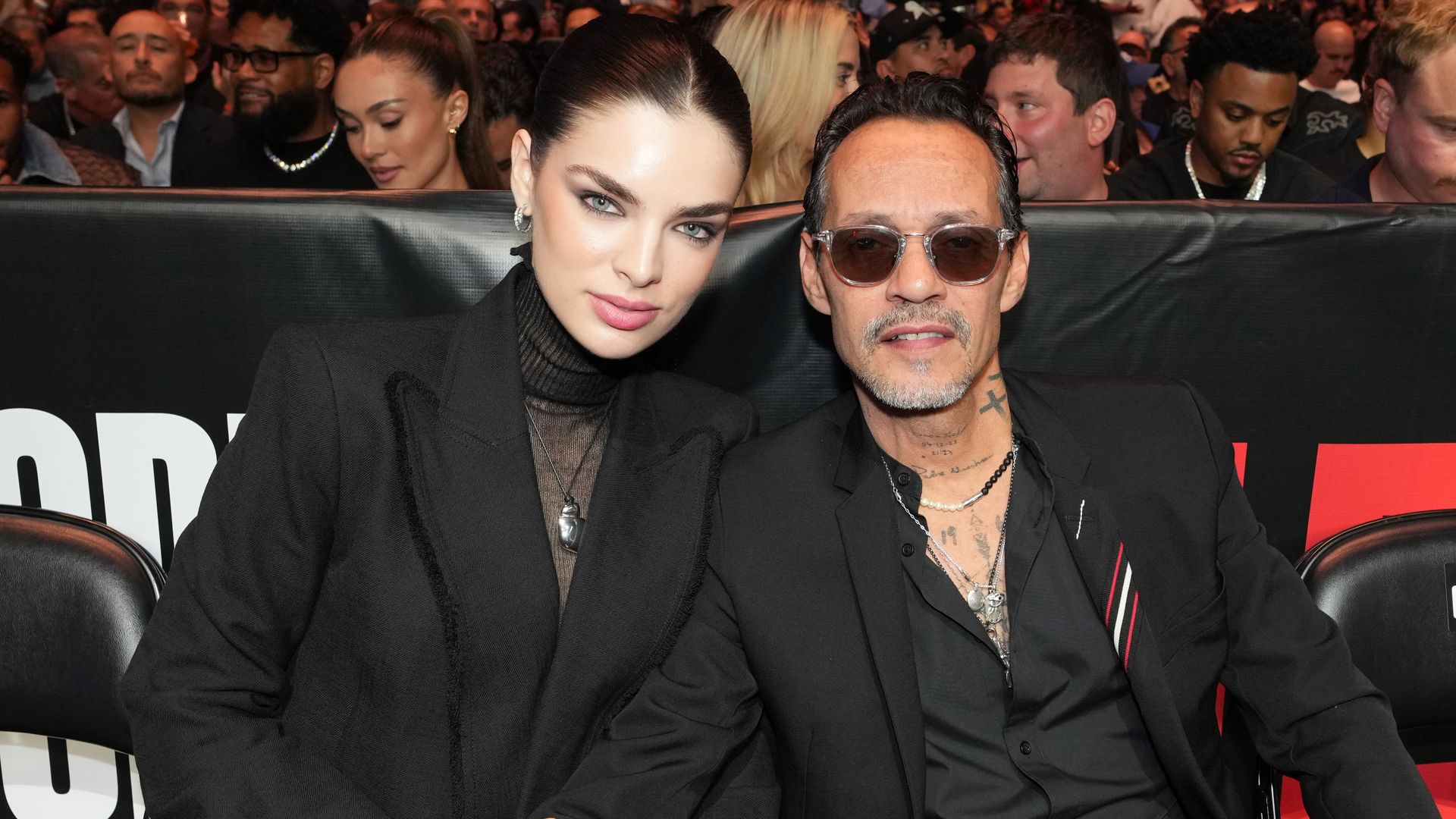 Nadia Ferreira y Marc Anthony en la pelea de Canelo Álvarez contra Terence Crawford en el Allegiant Stadium de Las Vegas.