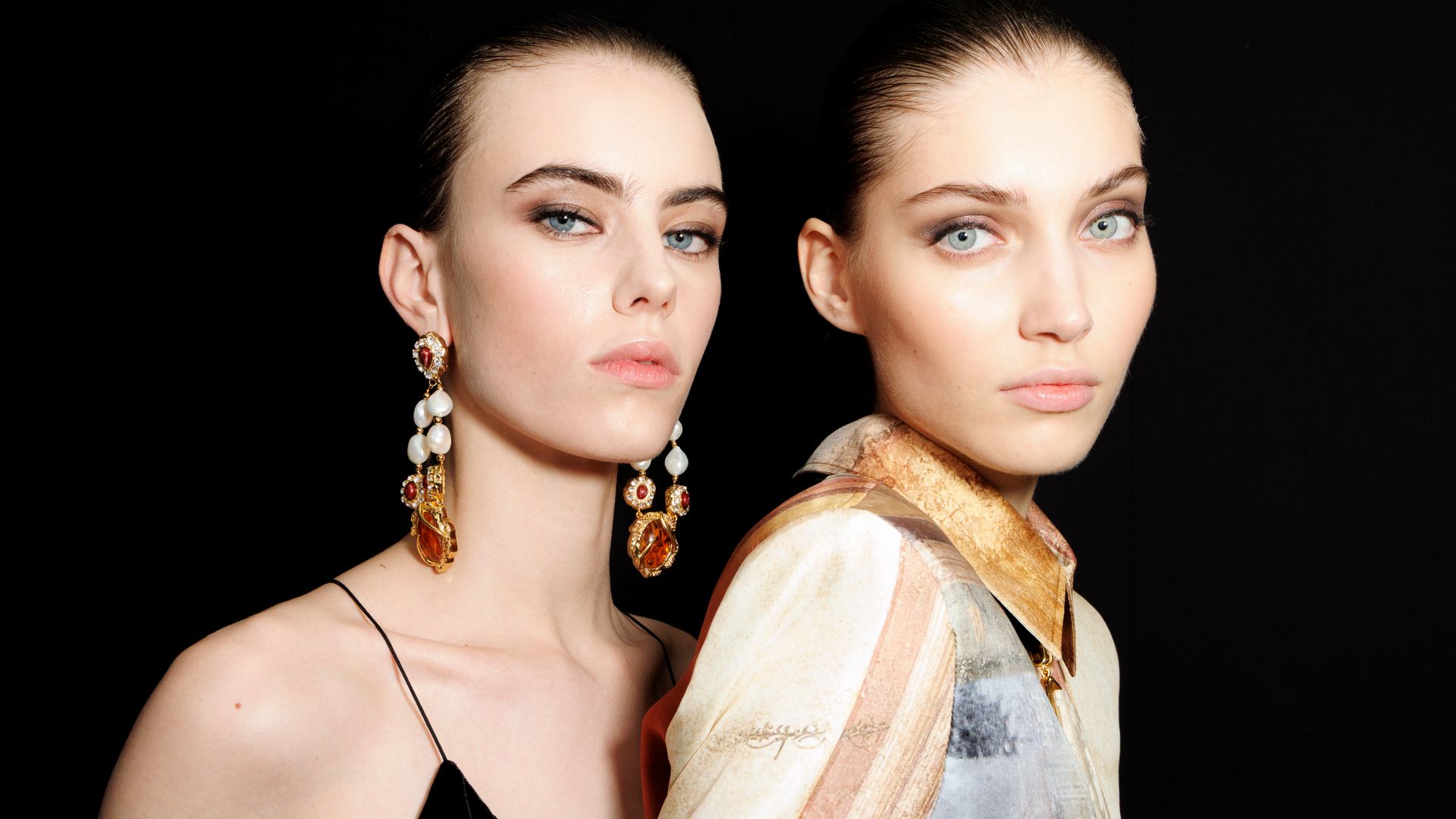 Dos modelos en el backstage de Roberto Cavalli 