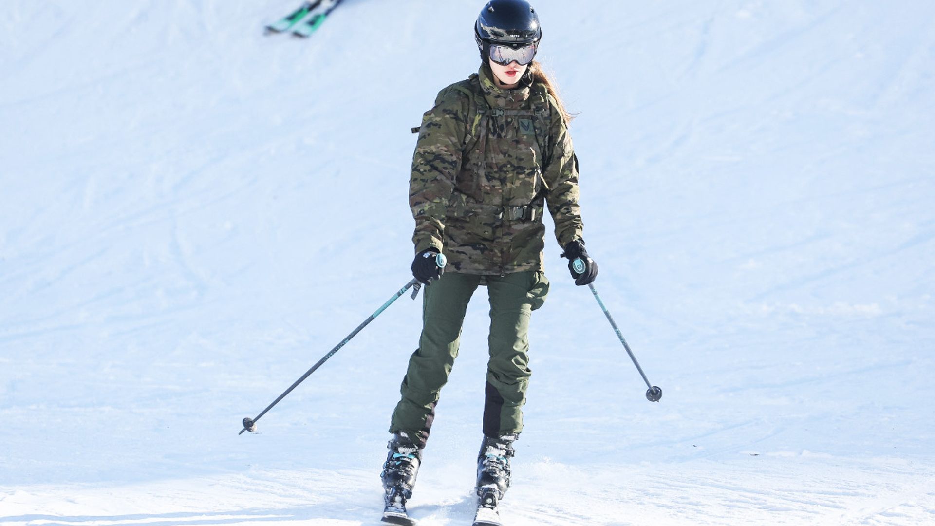 La princesa Leonor muestra su destreza como esquiadora durante su entrenamiento militar en Huesca