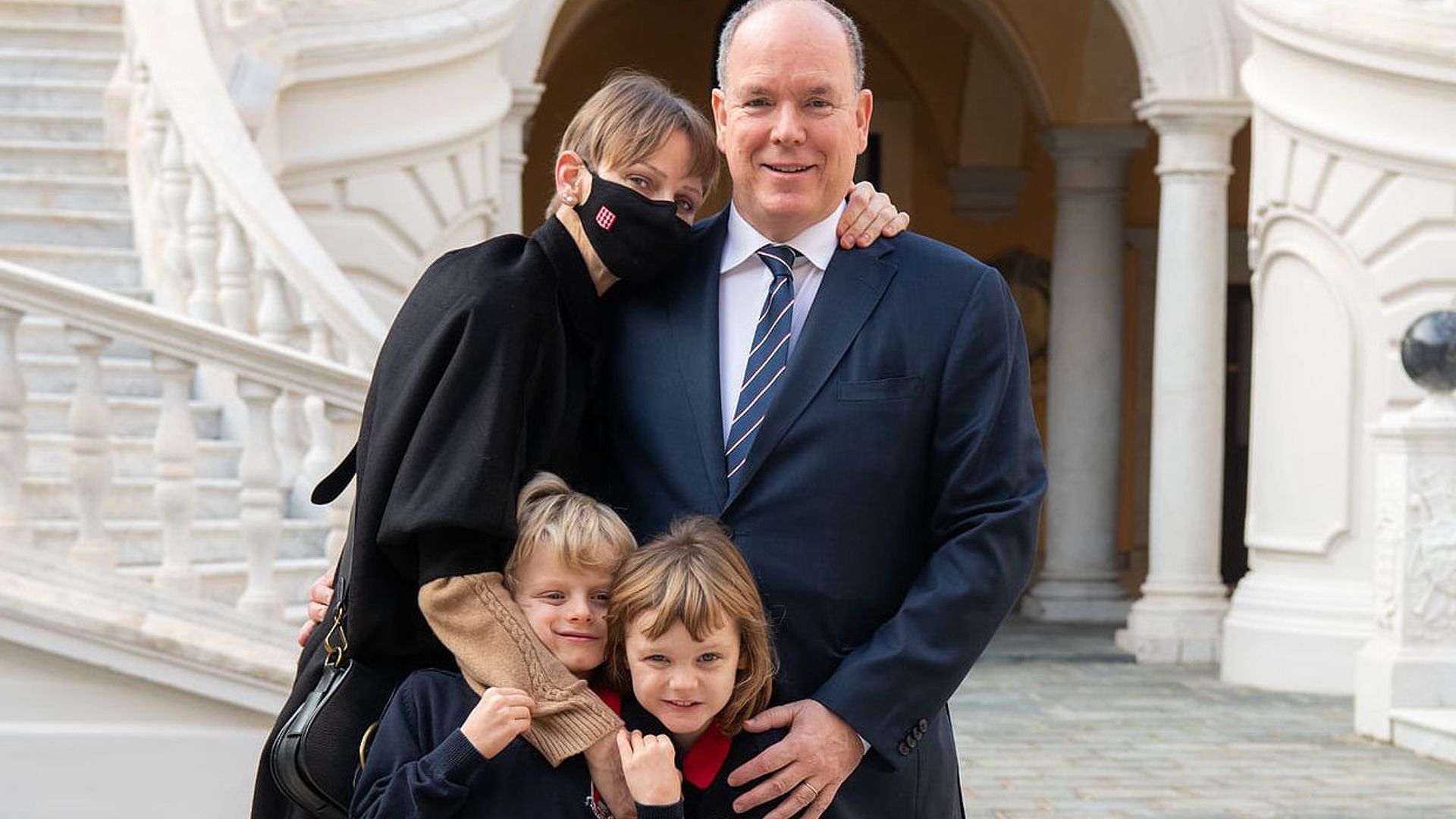 Las imágenes del cariñoso reencuentro de Charlene con su marido y sus hijos en Mónaco tras seis meses separados