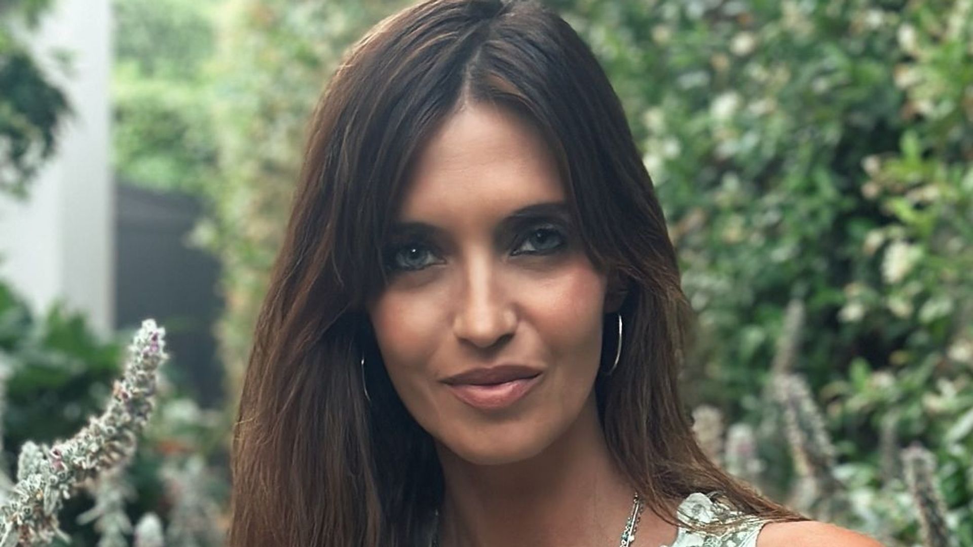Sara Carbonero homenajea a Karol G y Amaia Montero con este atrevido maquillaje