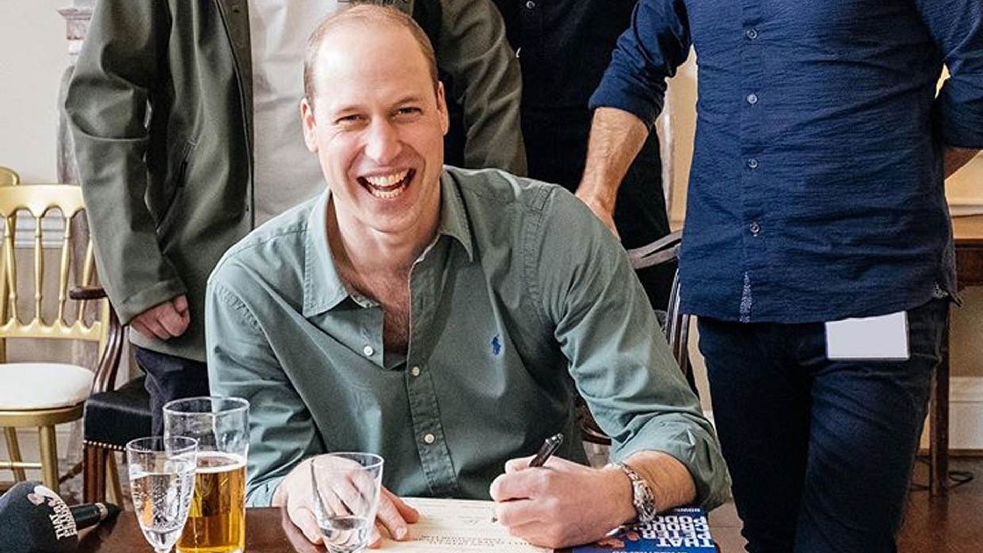 Con unas pintas de cerveza y en su salón: la nueva monarquía que encarna el príncipe Guillermo plasmada en este vídeo