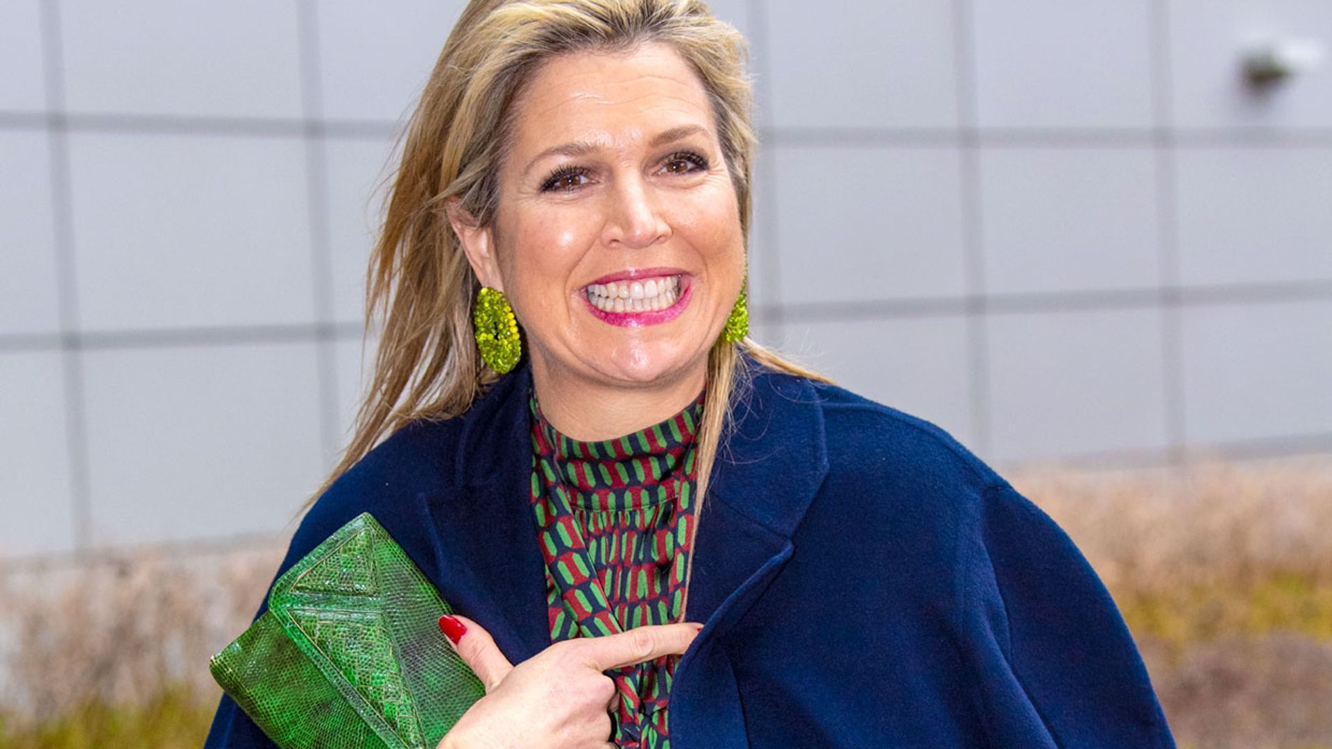 Máxima toma prestado el abrigo azul que su hija Amalia llevó en un día clave
