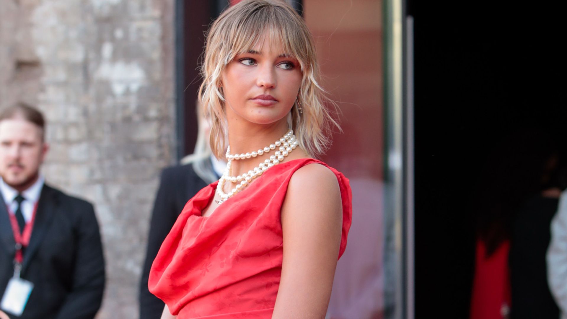 Mia Regan transforma su vestido de invitada básico con los complementos 'Gen Z'