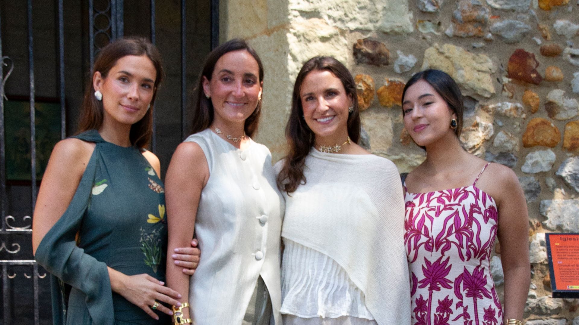 María Pombo arriesga con su vestido de invitada: todos los looks del bautizo de las mellizas de Marta Pombo
