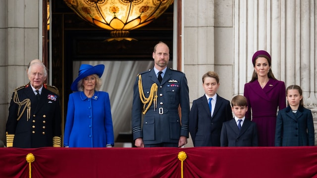 Los reyes Carlos y Camilla con el príncipe Guillermo, Kate Middleton y los príncipes George, Charlotte y Louis 