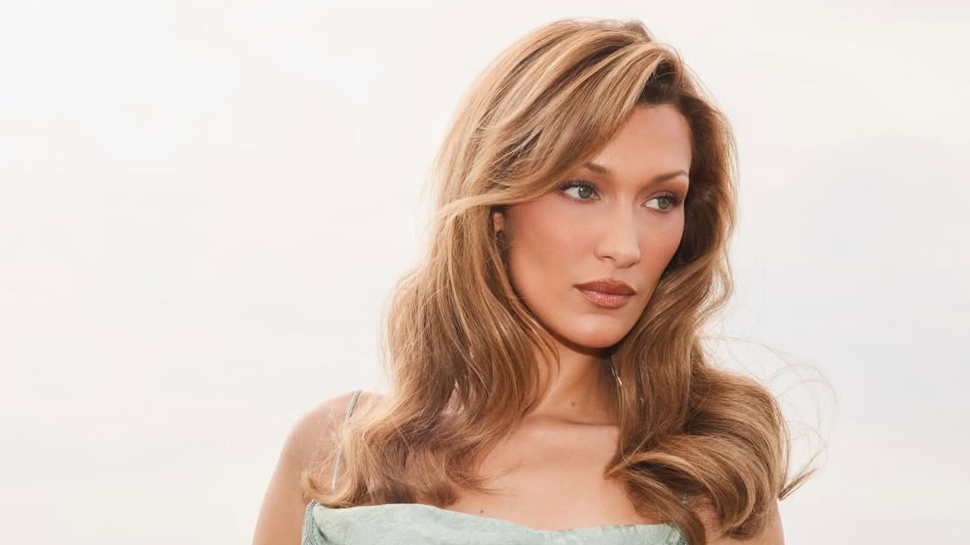 Bella Hadid pasa página y apuesta por el flequillo años 90 y el rubio miel más favorecedor