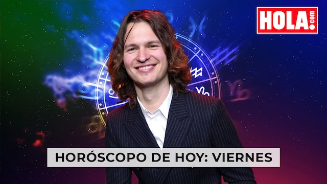 Ansel Elgort en primer plano, de fondo la rueda del zodiaco