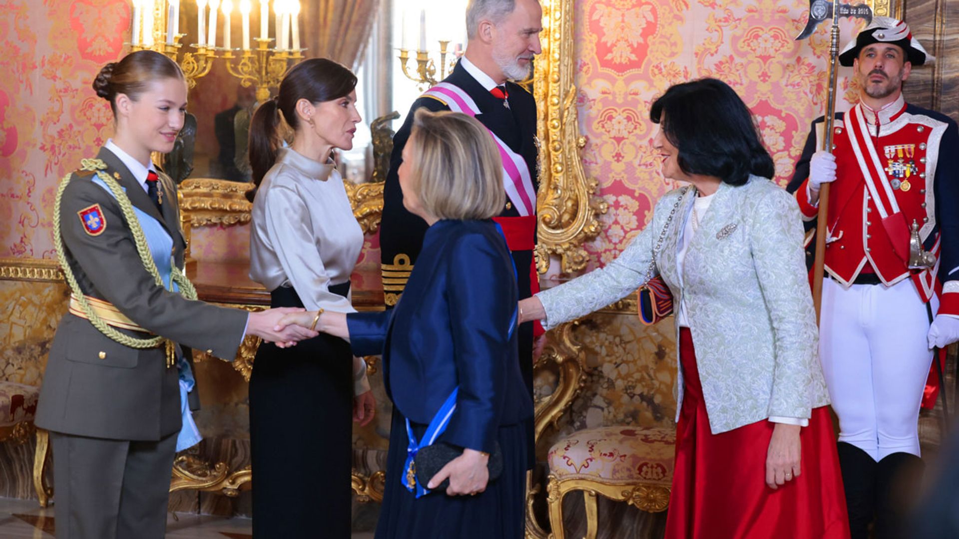Todas las imágenes de la princesa Leonor en su primer besamanos de la Pascua Militar