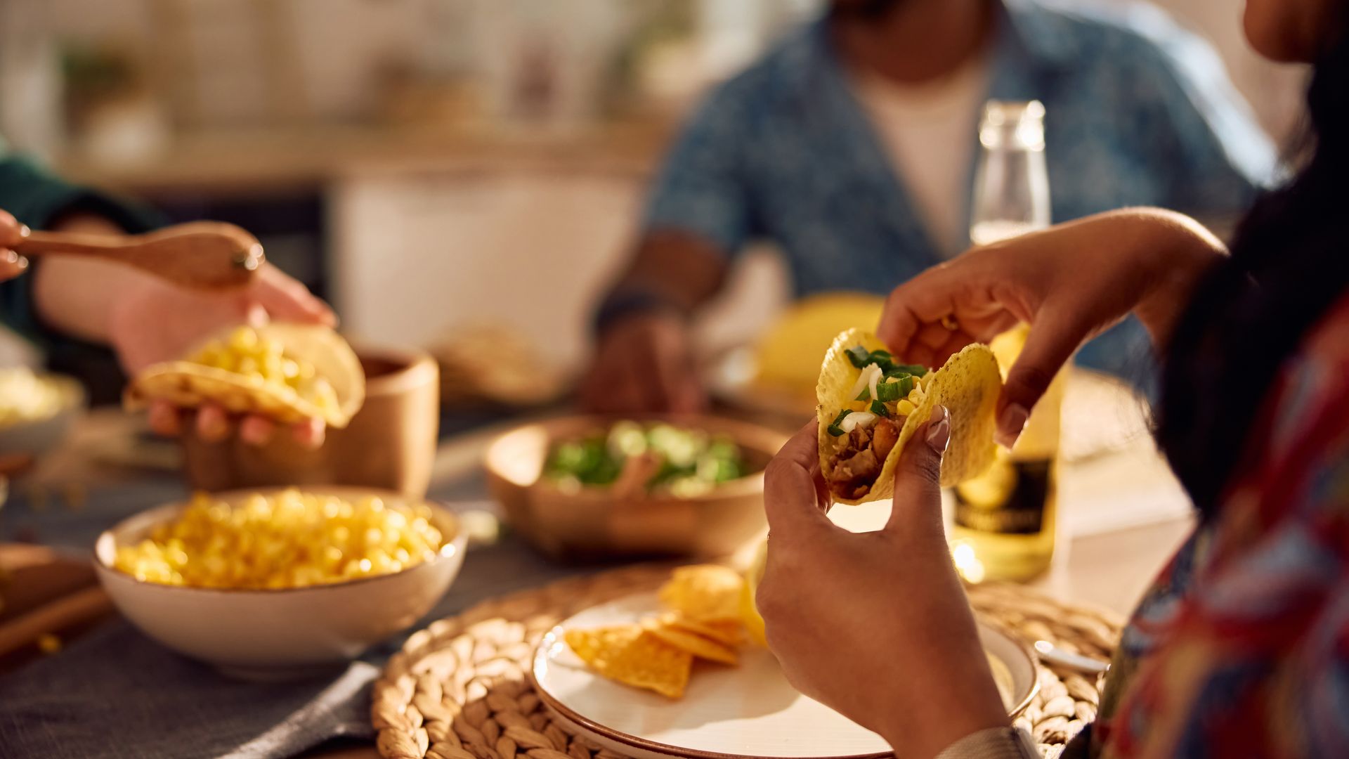 Gente comiendo tacos