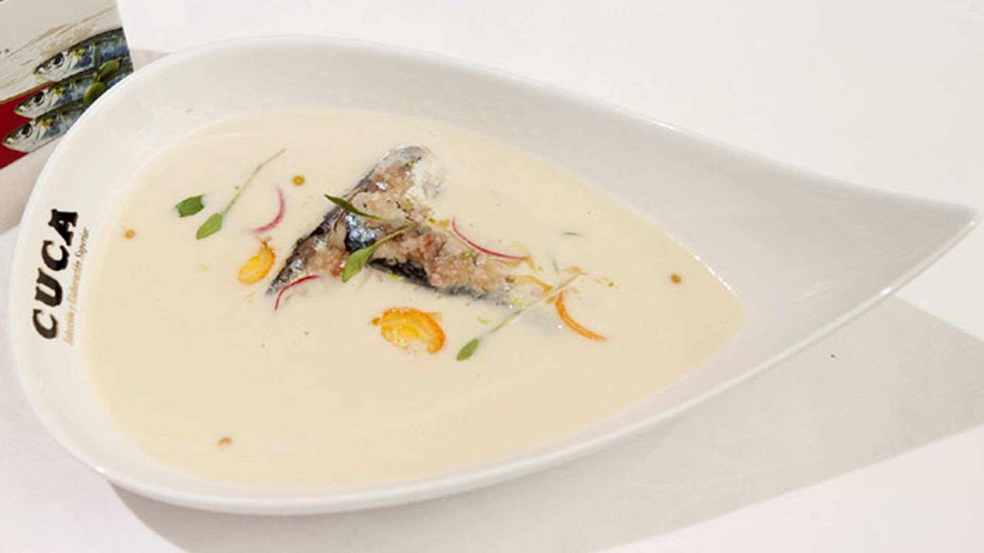 Ajoblanco de coco con sardinillas