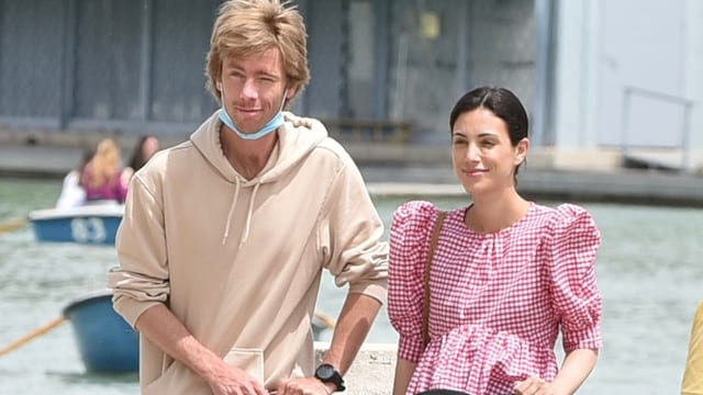 christian de hannover y sassa de osma disfrutan de sus mellizos dando un paseo por el retiro en madrid hola 4008