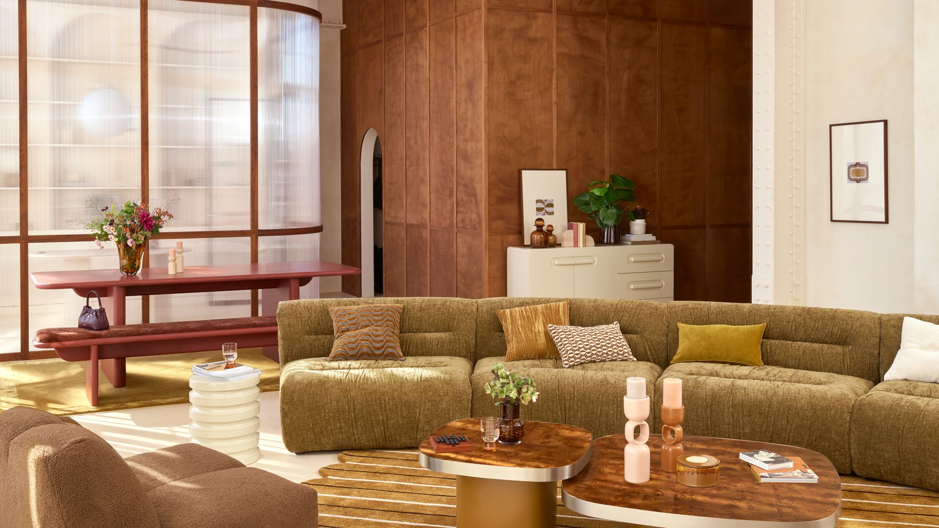 Salón con decoración años 70, propuesta de La Redoute Interieurs