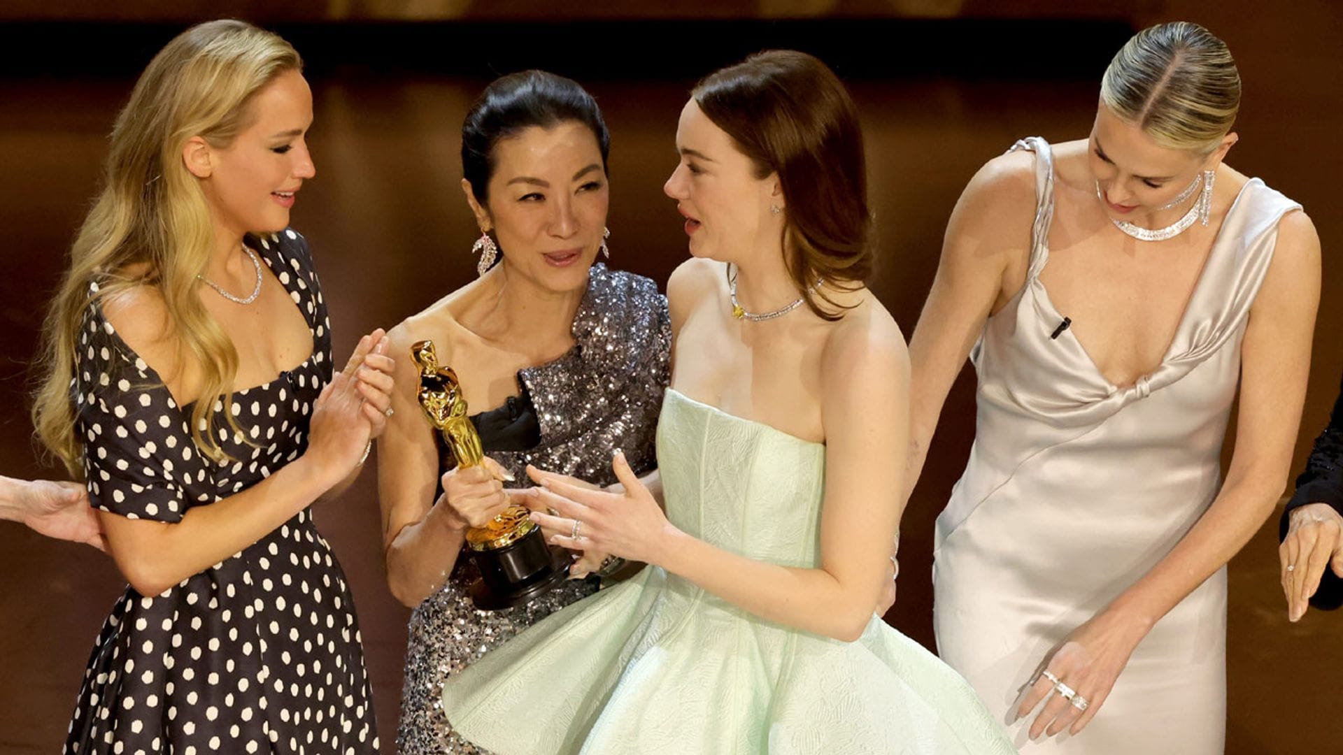 Michelle Yeoh aclara la confusión, ¿por qué entregó el Oscar a Jennifer Lawrence en vez de a Emma Stone?